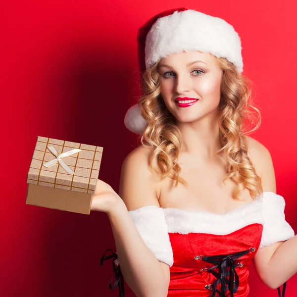 Junge Frau trägt Weihnachtsmann — Stockfoto