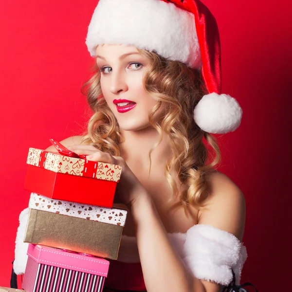 Giovane donna che indossa Babbo Natale — Foto Stock
