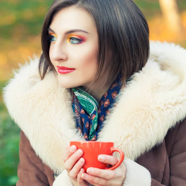 Mujer joven en el parque de otoño — Foto de Stock