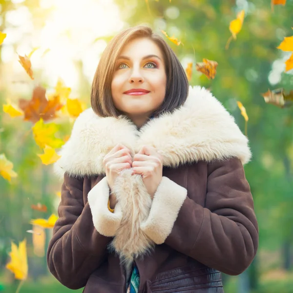 Femme dans le parc d'automne — Photo