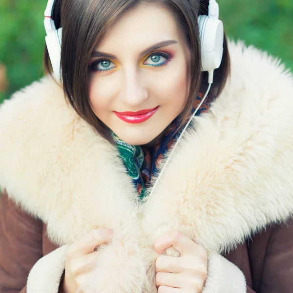 Mladá žena se těší hudební — Stock fotografie