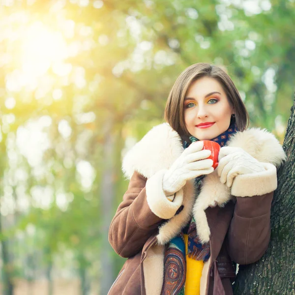 Sonbahar parkında genç bir kadın