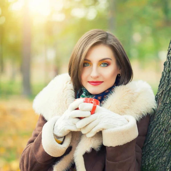 Giovane donna nel parco autunnale — Foto Stock