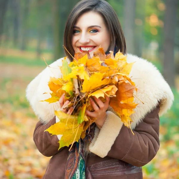 Donna nel parco d'autunno — Foto Stock