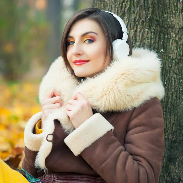 Jeune femme jouissant d'une musique — Photo