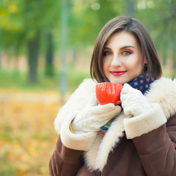 Sonbahar parkında genç bir kadın