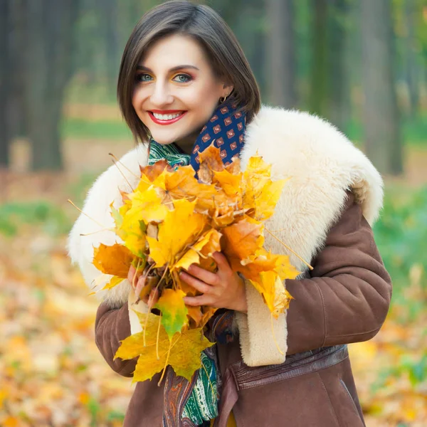 Femme dans le parc d'automne — Photo