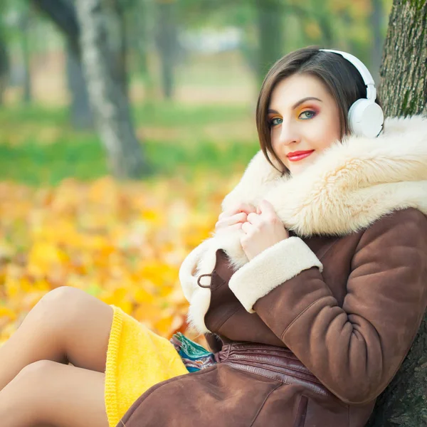 Junge Frau genießt eine Musik — Stockfoto