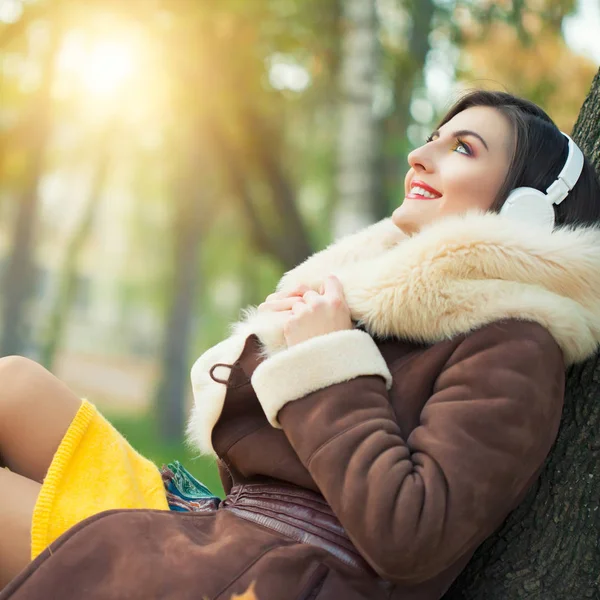 Young woman enjoying a music — Stock Photo, Image