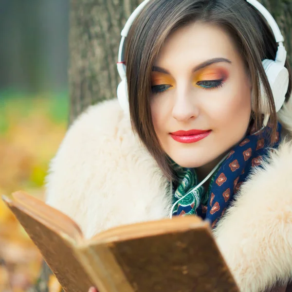 Kadın kitap okuyor.