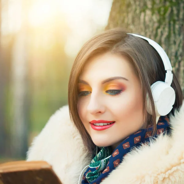 Kadın kitap okuyor.