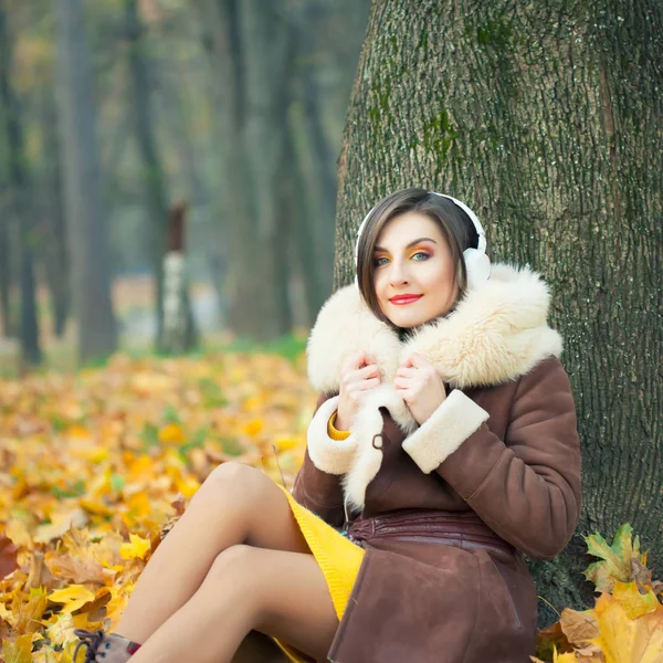 Genç kadın bir müzik keyfi 