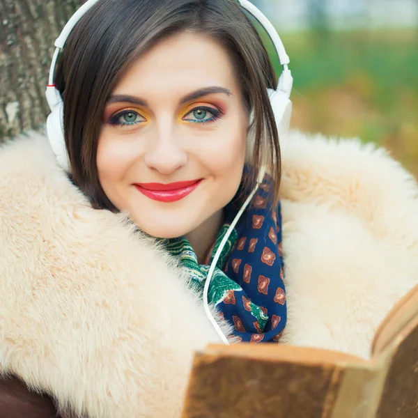 Frau liest Buch — Stockfoto