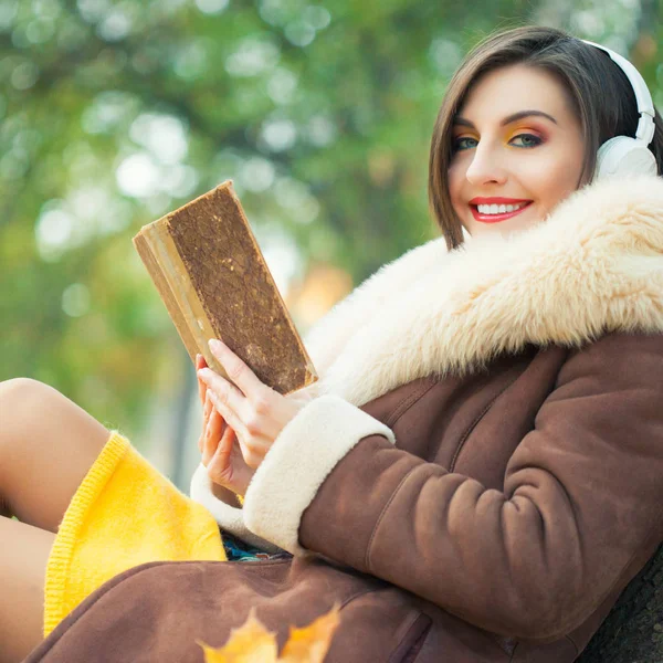 Kadın kitap okuyor.