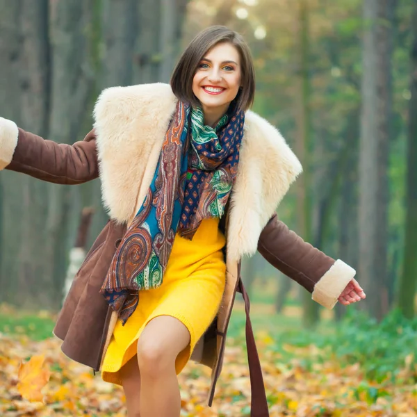 Woman  in autumn park — Stock Photo, Image