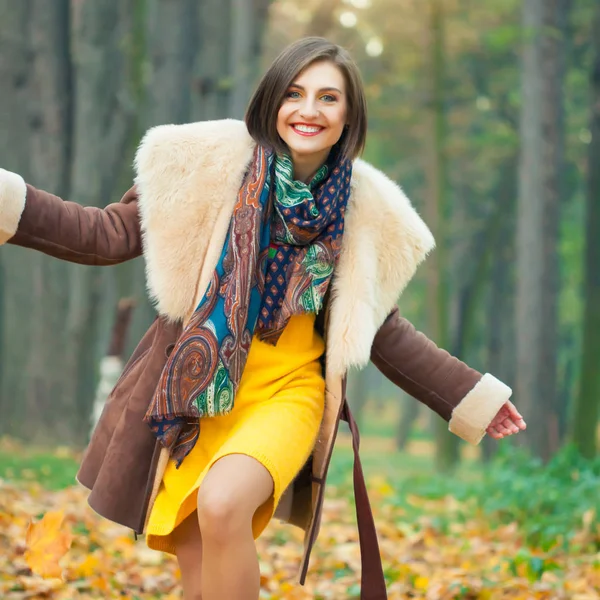 Donna nel parco d'autunno — Foto Stock