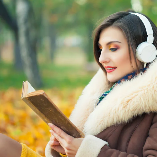 Kadın kitap okuyor.