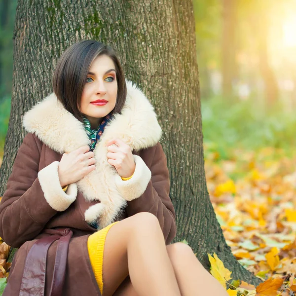 Sonbahar parkındaki kadın