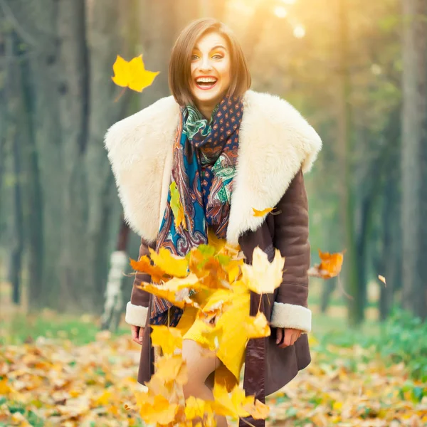 Sonbahar parkındaki kadın