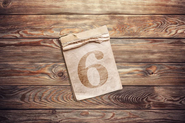 ahşap zemin üzerinde eski defter