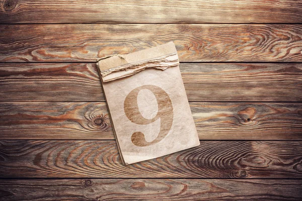 ahşap zemin üzerinde eski defter