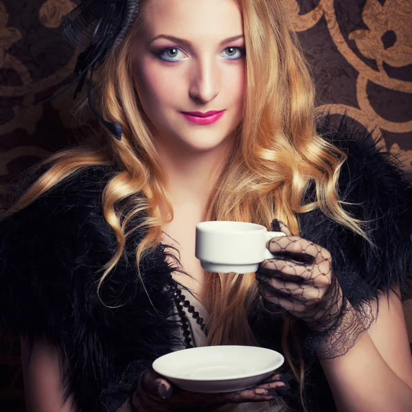 Mujer retro bebiendo café — Foto de Stock