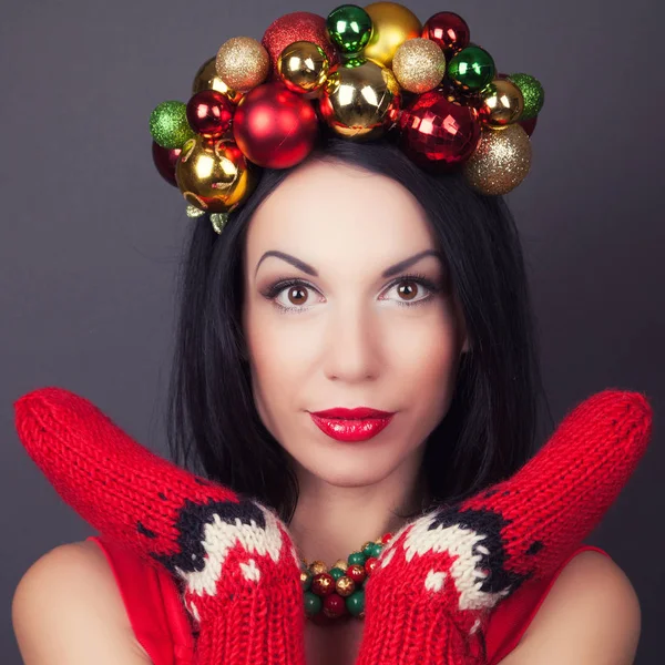 Mujer con corona de Navidad — Foto de Stock