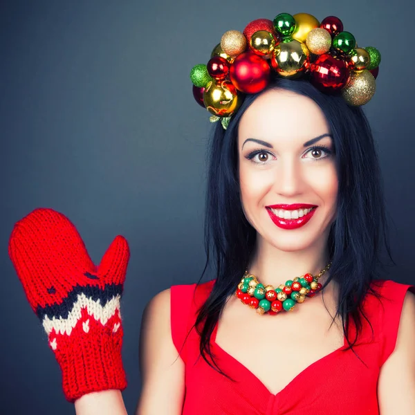 Kadın giyen Noel çelenk — Stok fotoğraf