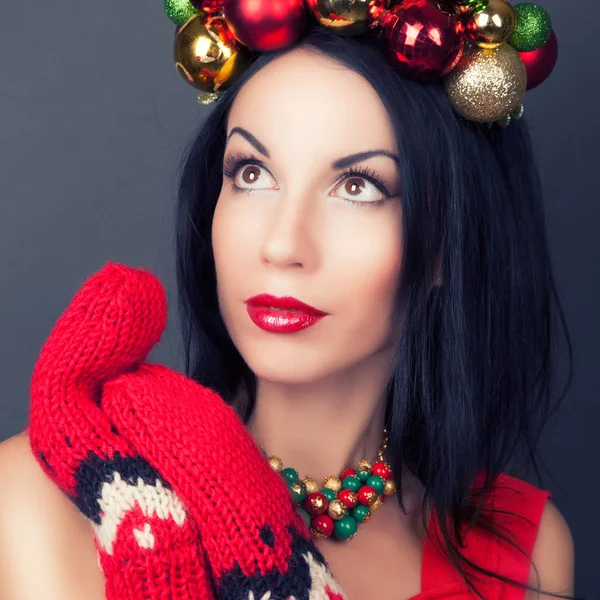 Mujer con corona de Navidad — Foto de Stock