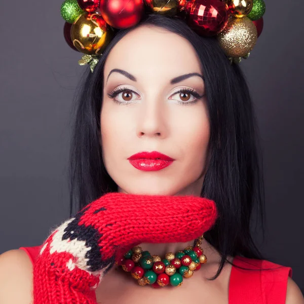 Mujer con corona de Navidad — Foto de Stock