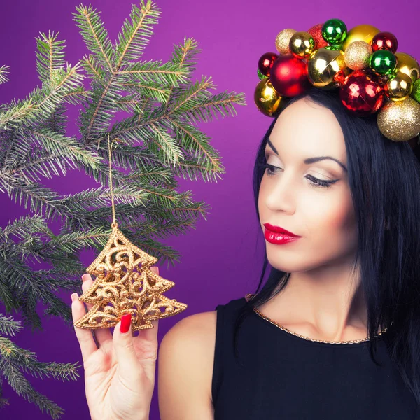 Woman wearing Christmas wreath — Stock Photo, Image