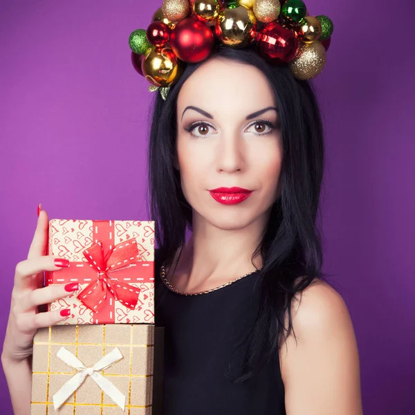 Vrouw dragen de kroon van Kerstmis — Stockfoto