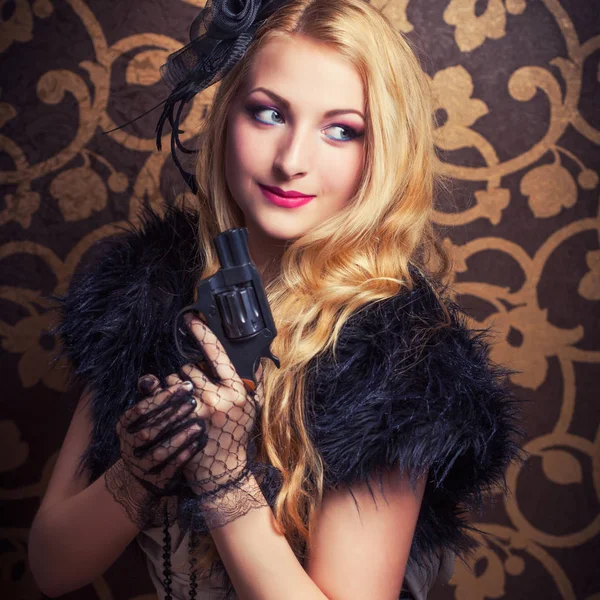Retro žena drží revolver — Stock fotografie