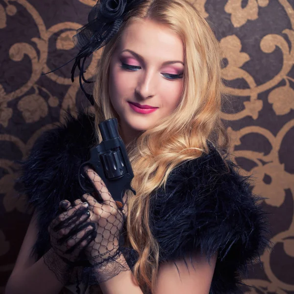 Bir tabanca tutan retro kadın — Stok fotoğraf