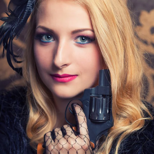 Ретро жінка тримає револьвер — стокове фото