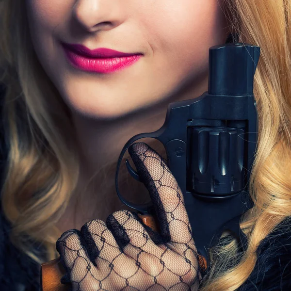 Retro žena drží revolver — Stock fotografie