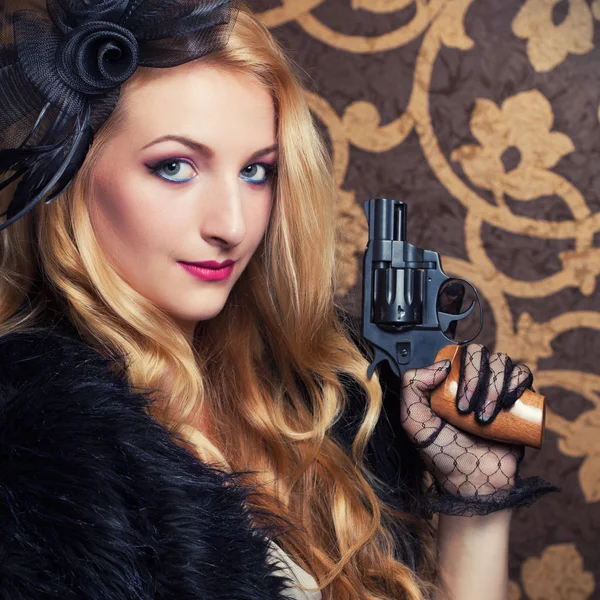 Retro mulher segurando um revólver — Fotografia de Stock