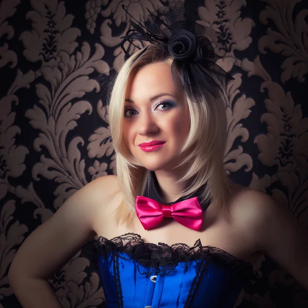 Cabaret kvinna bär fascinator — Stockfoto