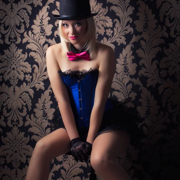 Belle femme cabaret posant — Photo