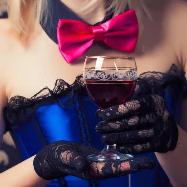 Hermosa mujer con copa de vino tinto — Foto de Stock