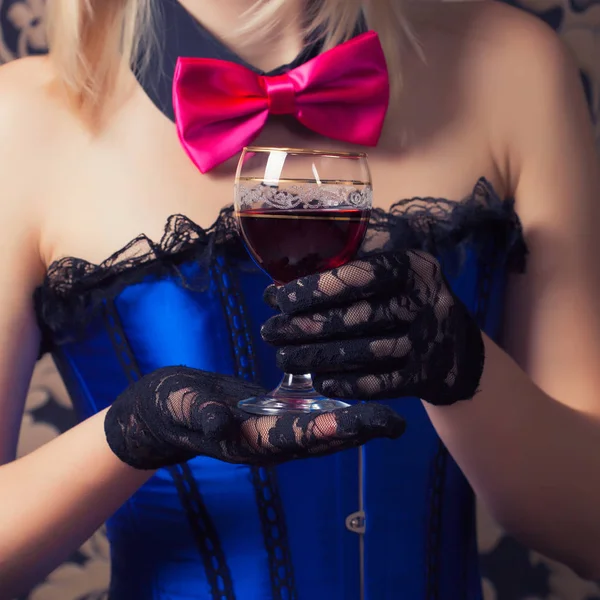 Krásná žena se sklenicí červeného vína — Stock fotografie
