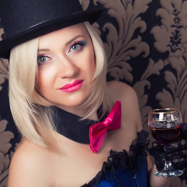 赤ワインのガラスの美しい女性 — ストック写真