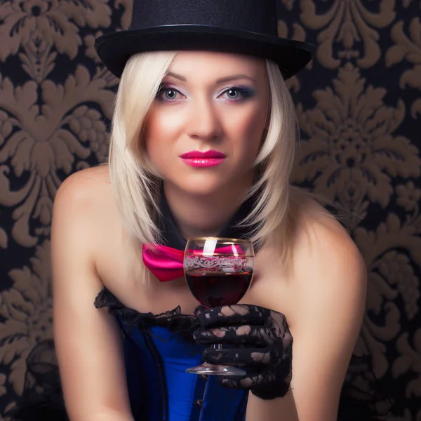 Güzel bir kadın ve bir kadeh kırmızı şarap.