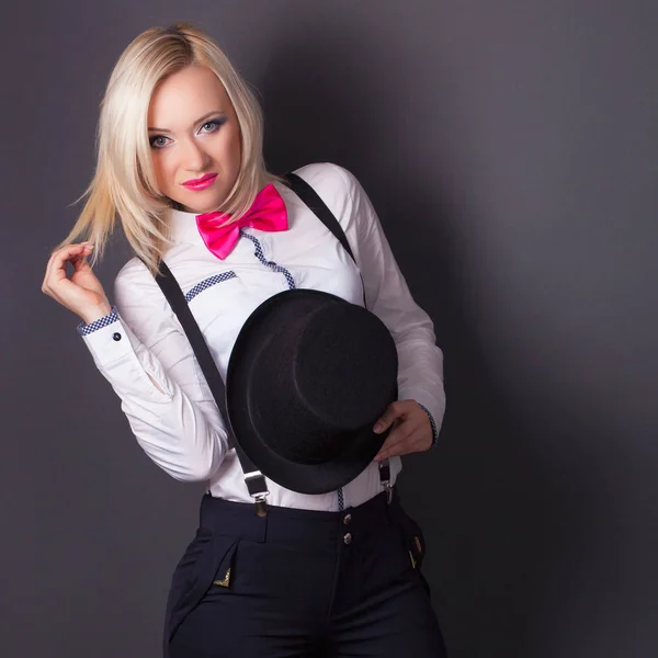 Woman wearing top hat and bow tie — Stock Photo, Image