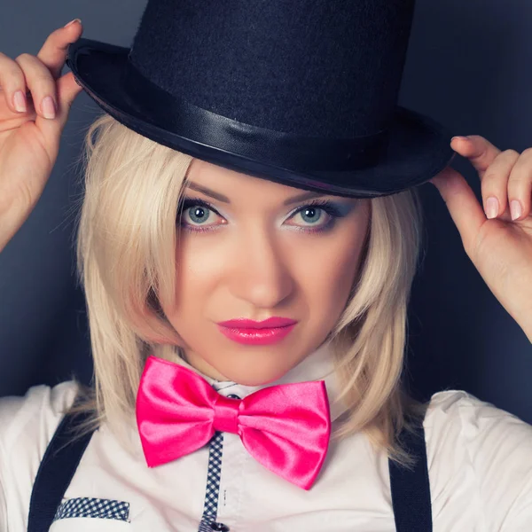 Woman wearing top hat and bow tie — Stock Photo, Image