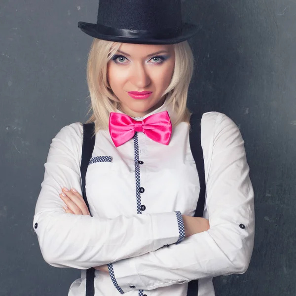 Silindir şapka ve kravat giyen kadın
