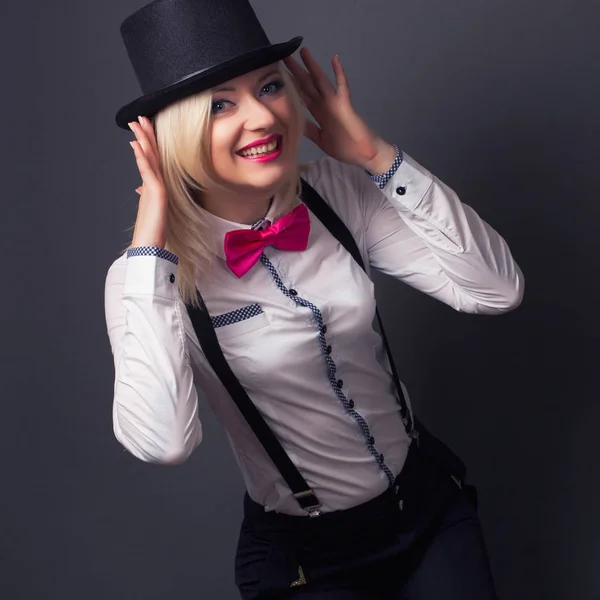 Silindir şapka ve kravat giyen kadın — Stok fotoğraf