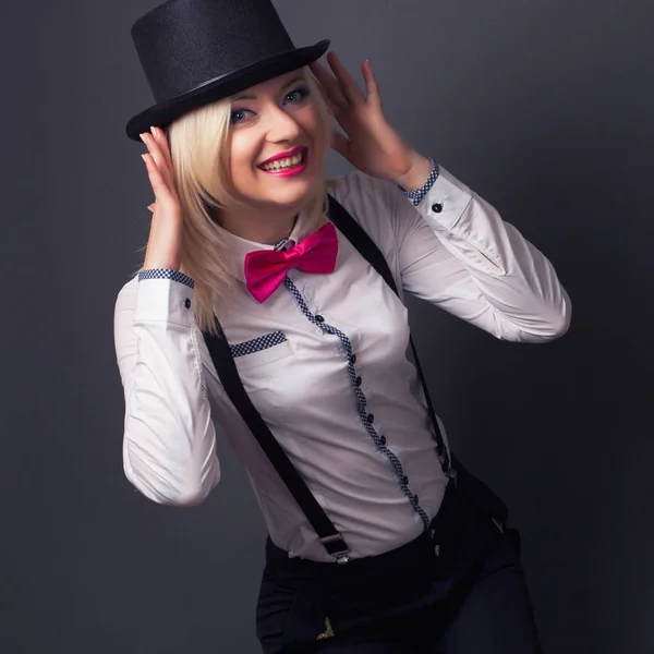 Mujer con sombrero de copa y pajarita —  Fotos de Stock