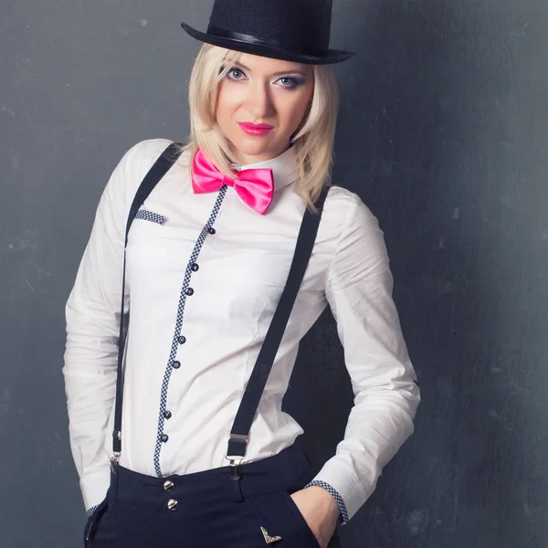 Woman wearing top hat and bow tie — Stock Photo, Image