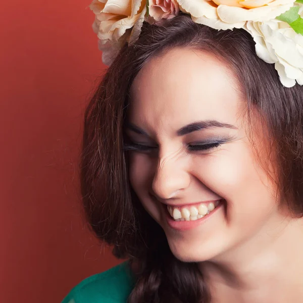 Beautiful young woman wearing wreath — Stock Photo, Image